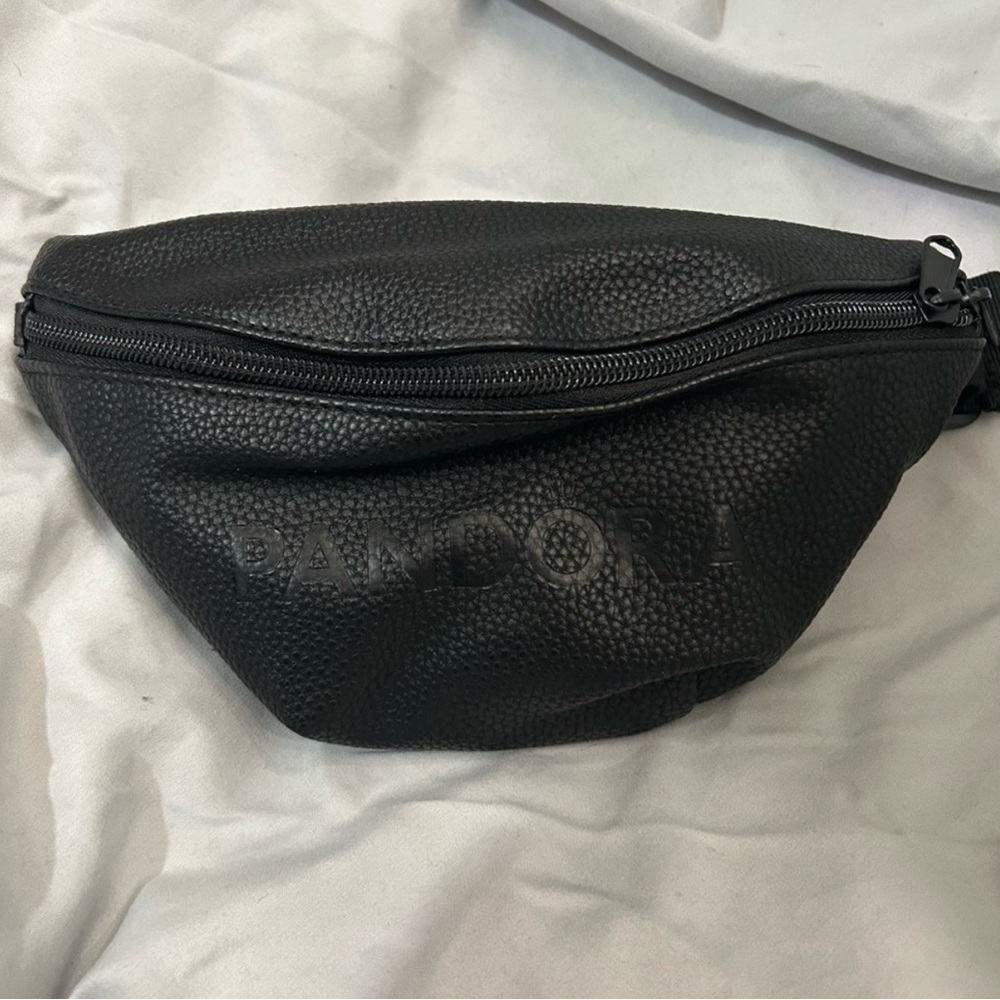 BRAND NEW CROSSBODY LEATHER BAG FROM PANDORA